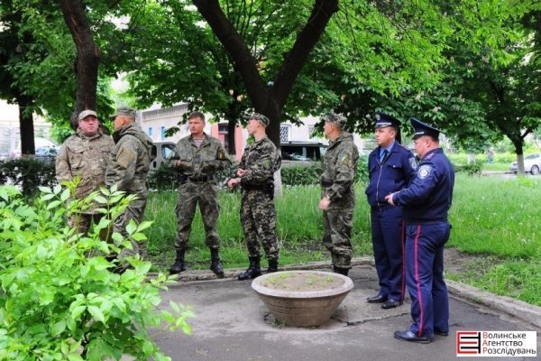 Учасники бойових дій пікетують військову прокуратуру в Луцьку. ФОТО