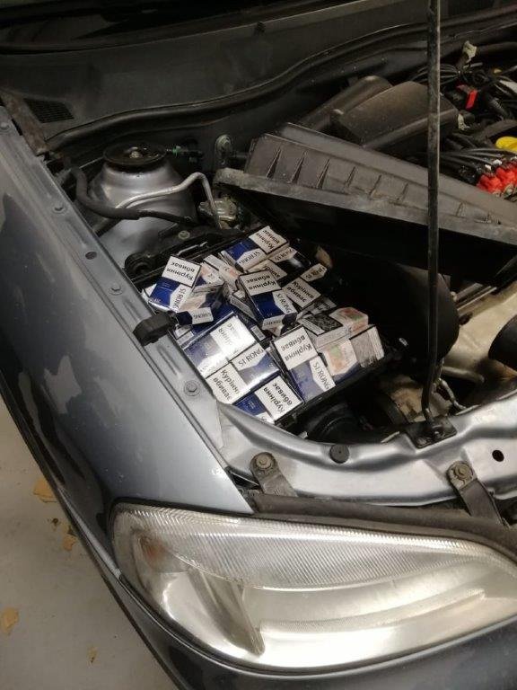 Волинянин під сидіннями автомобіля намагався завезти до Польщі сигарети. ФОТО