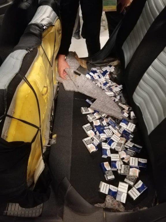 Волинянин під сидіннями автомобіля намагався завезти до Польщі сигарети. ФОТО