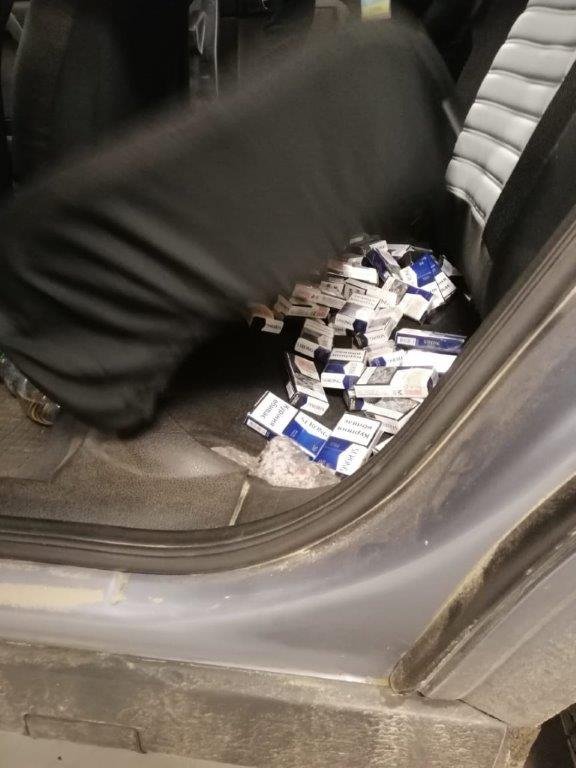 Волинянин під сидіннями автомобіля намагався завезти до Польщі сигарети. ФОТО