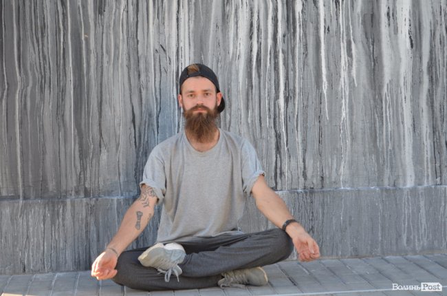 Запорізький митець подарував лучанам «трохи гармонії та релаксу»