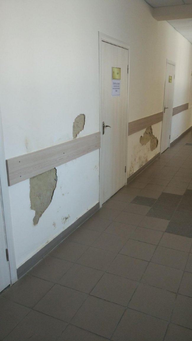 Лучани скаржаться на обдерті стіни у поліклініці, де нещодавно зробили ремонт