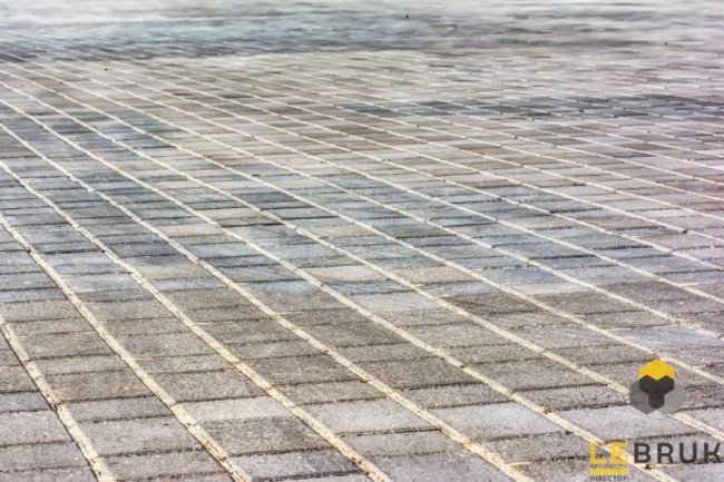 Як на ЖК «Супернова» вкладають бруківкою велику парковку*