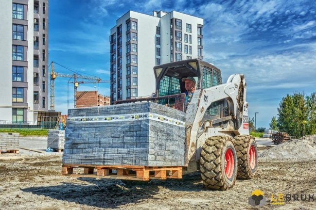 Як на ЖК «Супернова» вкладають бруківкою велику парковку*