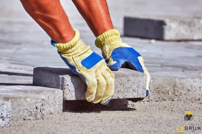 Як на ЖК «Супернова» вкладають бруківкою велику парковку*