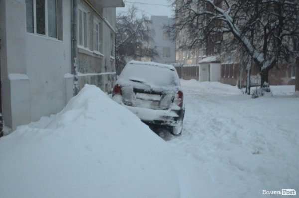 Як Луцьк замело снігом. ФОТО