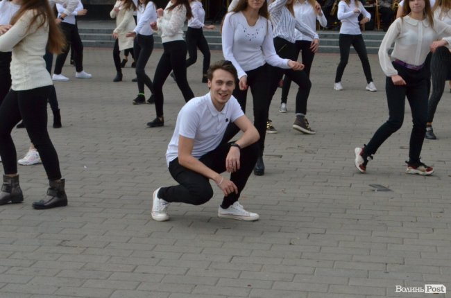 У Луцьку молоді вчителі влаштували запальні танці в центрі міста. ФОТО