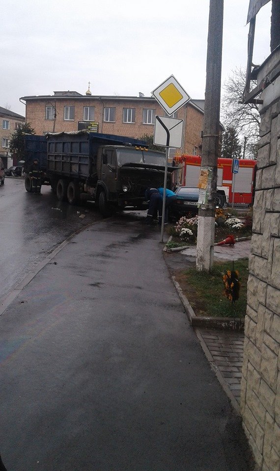 На Волині КамАЗ розтрощив легковик: є потерпілі. ФОТО