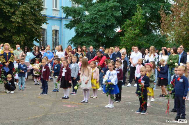 Як у луцькій школі №1 відзначали свято першого дзвоника. ФОТО 