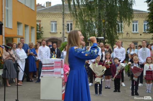 Як у луцькій школі №1 відзначали свято першого дзвоника. ФОТО 