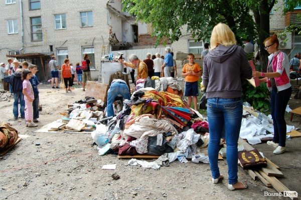«Шукаємо свої речі серед сміття», – мешканці зруйнованих квартир