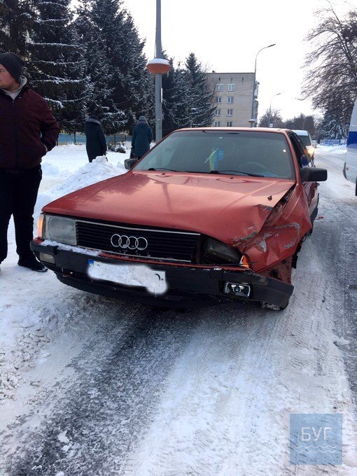 У Володимирі легковик в’їхав в бус. ФОТО