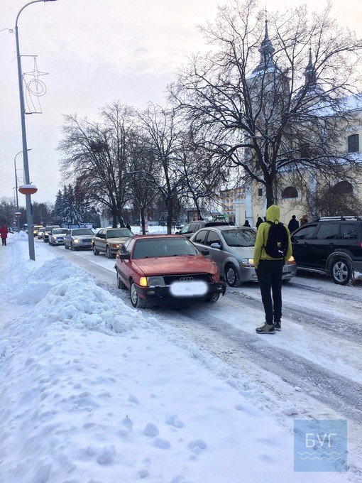 У Володимирі легковик в’їхав в бус. ФОТО
