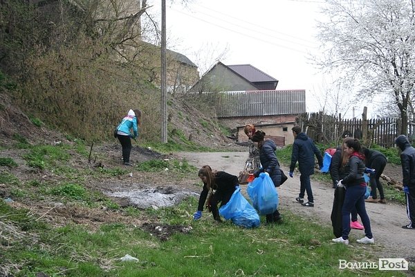 У Луцьку прибирали сміття в заповіднику. ФОТО