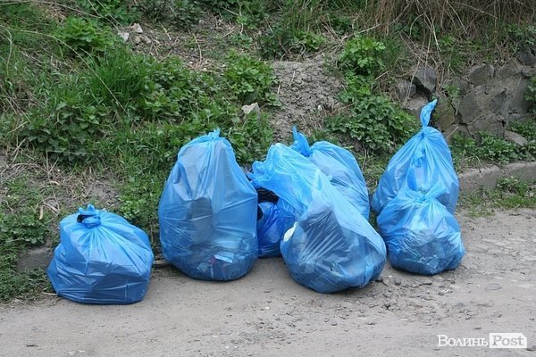 У Луцьку прибирали сміття в заповіднику. ФОТО