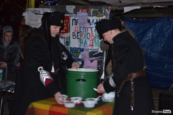 Щедрування на Євромайдані в Луцьку: фаєр-шоу, політичний вертеп і танці. ФОТО