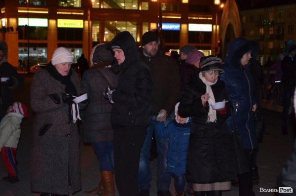 Щедрування на Євромайдані в Луцьку: фаєр-шоу, політичний вертеп і танці. ФОТО