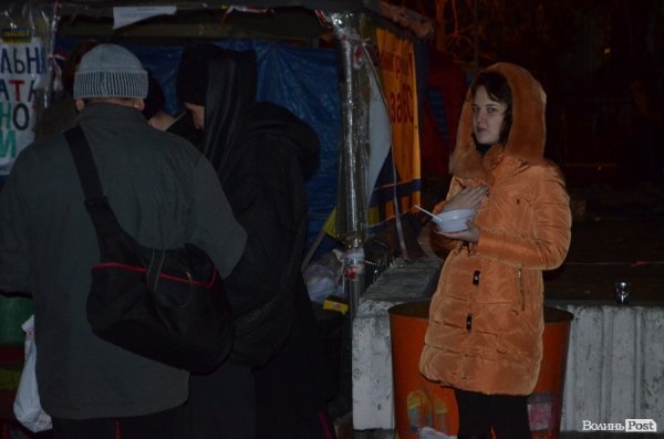 Щедрування на Євромайдані в Луцьку: фаєр-шоу, політичний вертеп і танці. ФОТО