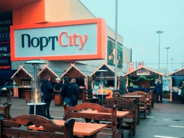 Святкові фотозони, глінтвейн і смаколики: поруч з ТРЦ «ПортCity» – новорічний ярмарок*