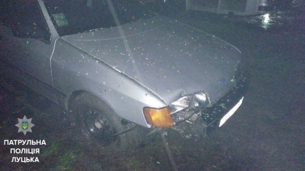 П’яний водій, збитий знак, понівечене авто, ‒ нічна аварія в Луцьку. ФОТО