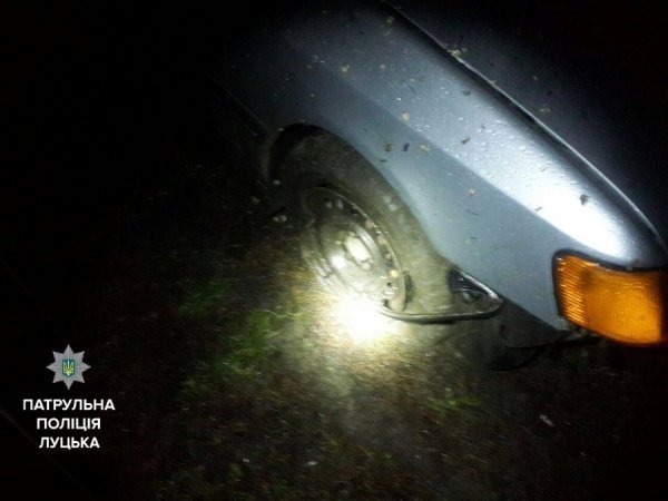 П’яний водій, збитий знак, понівечене авто, ‒ нічна аварія в Луцьку. ФОТО