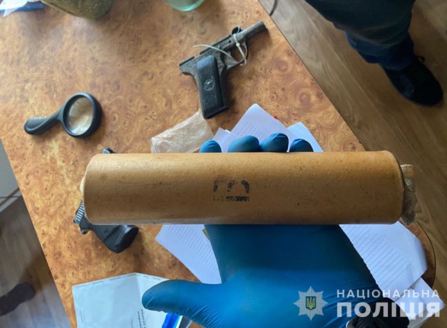 У 50-річного волинянина вдома знайшли два пістолети та набої