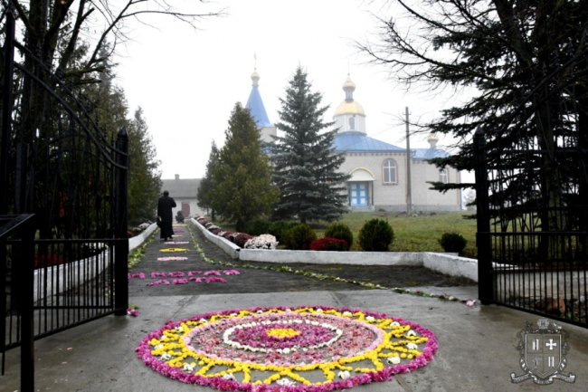 Дорога з квітів і нагороди: як у храмі УПЦ (МП) на Волині відзначили престольне свято