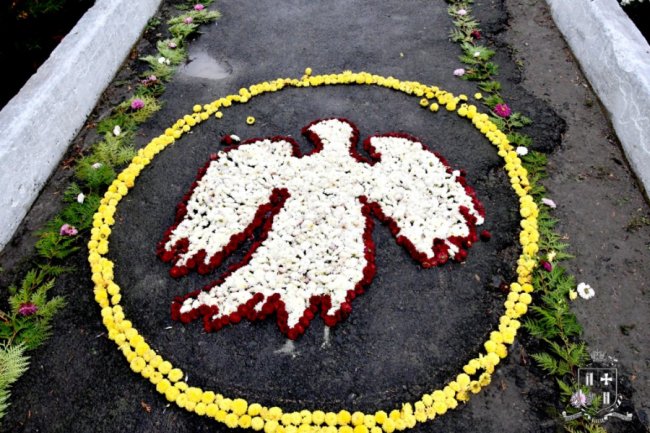 Дорога з квітів і нагороди: як у храмі УПЦ (МП) на Волині відзначили престольне свято