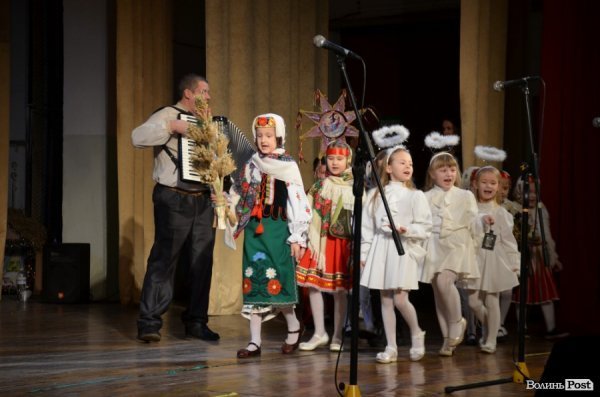 Віншування, янголи і різдвяне тепло: у Луцьку колядував фестиваль вертепів