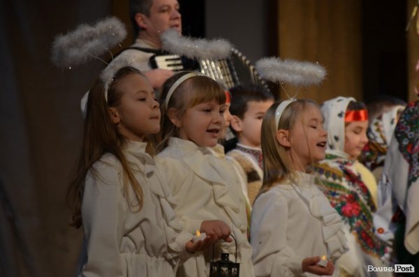 Віншування, янголи і різдвяне тепло: у Луцьку колядував фестиваль вертепів