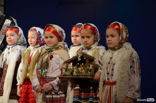 Віншування, янголи і різдвяне тепло: у Луцьку колядував фестиваль вертепів