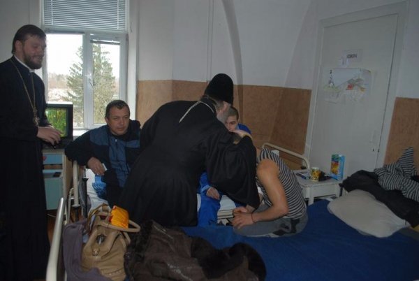 Священнослужителі передали гроші військовому шпиталю в Луцьку. ФОТО. ВІДЕО