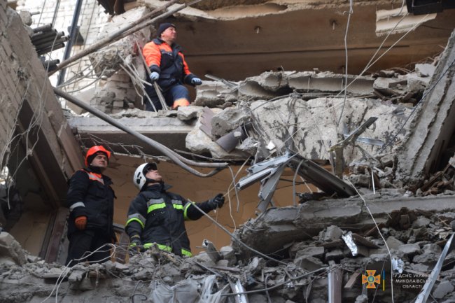 Кількість жертв удару по Миколаївській ОДА сягнула 19-ти. ФОТО