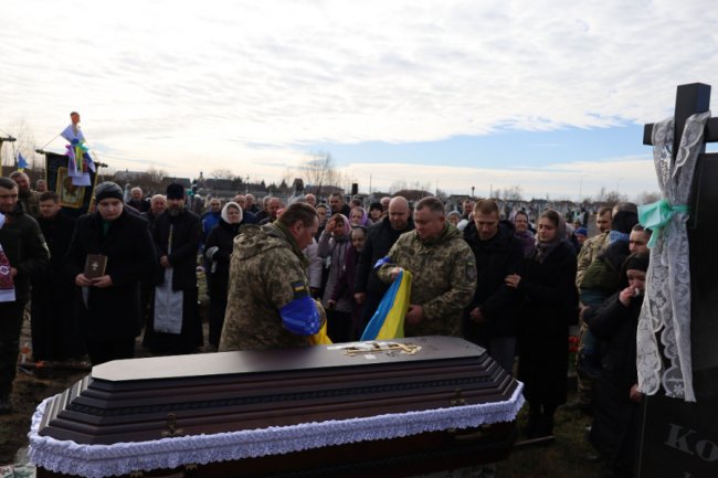 Волиняни навколішки прощалися з Героєм, який поліг на Херсонщині