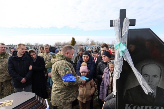 Волиняни навколішки прощалися з Героєм, який поліг на Херсонщині