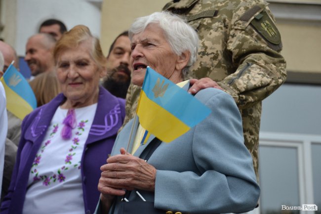 Як мерія Луцька відзначила День Державного Прапора. ФОТО