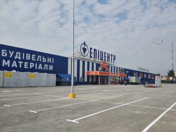 Чоловік із сокирою напав на людей в «Епіцентрі» у Ковелі: троє постраждалих у важкому стані
