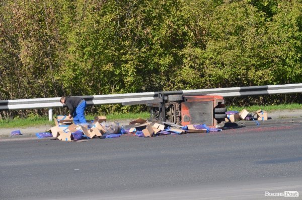 У Луцьку на дорогу злетіли навантажувач і три десятки коробок малини. ФОТО