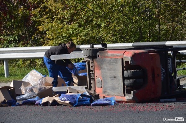 У Луцьку на дорогу злетіли навантажувач і три десятки коробок малини. ФОТО