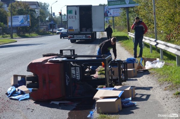 У Луцьку на дорогу злетіли навантажувач і три десятки коробок малини. ФОТО