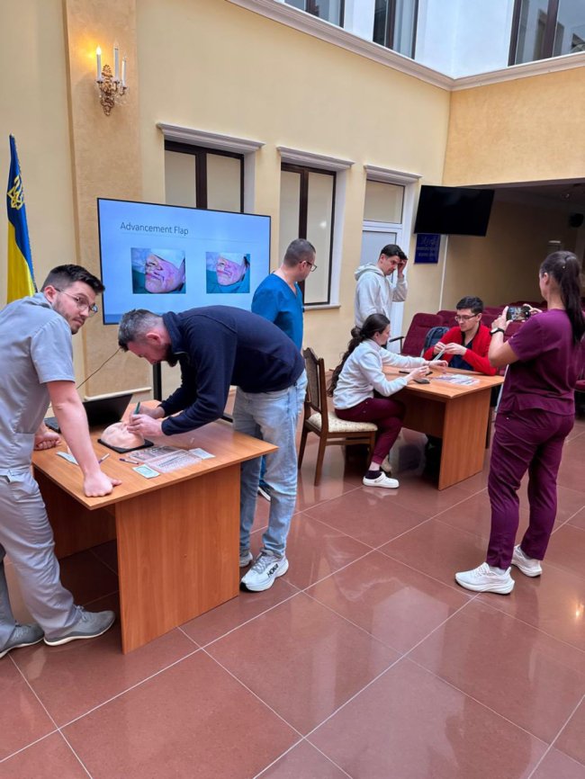 Лікарі з Канади рятують обличчя поранених військових у Луцьку