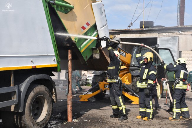 На Волині горіла вантажівка, контейнер для сміття та господарські будівлі