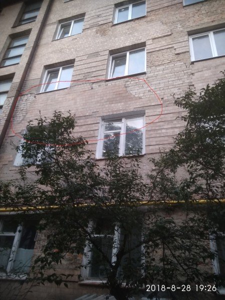 Розбиває вікна квартир: у Луцьку нарікають на небезпечний фасад. ФОТО