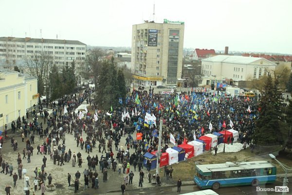 У центрі Луцька - мітинг опозиції. ФОТО. ОНОВЛЕНО