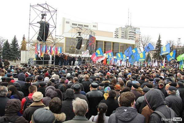 У центрі Луцька - мітинг опозиції. ФОТО. ОНОВЛЕНО