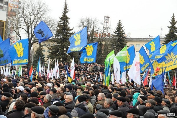 У центрі Луцька - мітинг опозиції. ФОТО. ОНОВЛЕНО