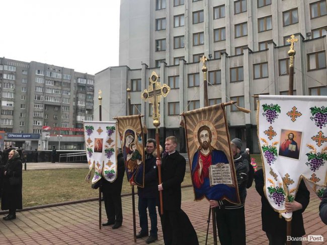 З нами Бог: у Луцьку прихильники УПЦ (МП) вийшли на майдан. ФОТО