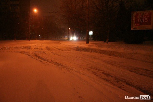 У Луцьку хуртовина ламає дерева і паралізує автотранспорт. ФОТО