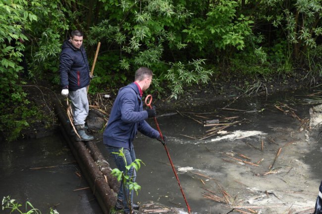 Через сміття не було протоку води: у Луцьку очистили русло Сапалаївки 
