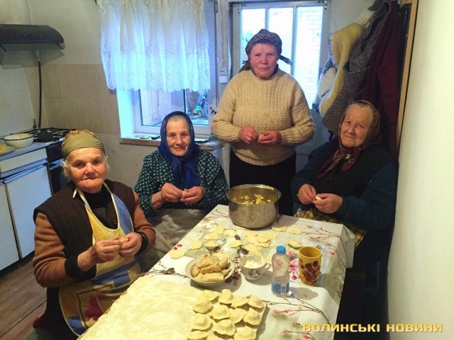 Волинянки наліпили бійцям 14 відер вареників